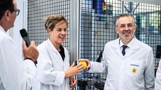 Mona Neubaur, Ministerin für Wirtschaft, Industrie, Klimaschutz und Energie des Landes Nordrhein-Westfalen, und Thomas Jarzombek, Parlamentarischer Staatssekretär im Bundesministerium für Digitales und Staatsmodernisierung, besuchten den Kontron-Standort in Düsseldorf. (Bild: Kontron AG)