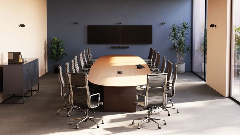 Mit den skalierbaren Jabra PanaCast Room Kit Lösungen, können virtuell Teilnehmende auch die Sprechenden ganz hinten im Raum gut sehen und hören.(Bild:  Jabra)