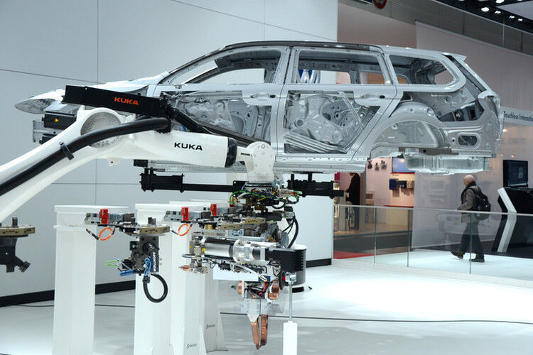 ...Kuka verschieden Roboter. (Foto: Peter Königsreuther)