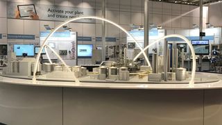 Was Augmented Reality alles leisten kann, zeigt das Großmodell einer Bioethanolanlage von Phoenix Contact - Das Exponat ist eines der Highlights auf dem Smart Process Manufacturing Kongress.  (Phoenix Contact)