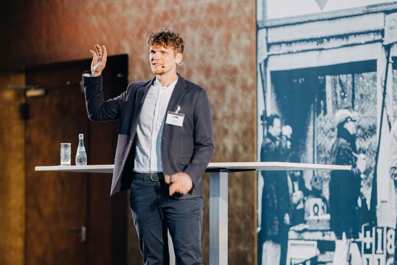 Lukas Weber, CEO von Sonic Technology, ging in seinem Vortrag auf das Shopfloormanagement ein; und auf den Wert des Kommunikationsflusses im Unternehmen. (Bild: Benedikt Knüttel/BK Fotofilm)