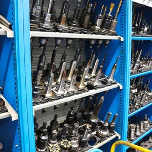 Die Zerspanungswerkzeuge bei Dreistern sind weitestgehend standardisiert. Die Mitarbeiter bei Dreistern bauten die umfangreiche Werkzeugbibliothek auf, aus der die CAM-Software passend zu den Features der Konstruktionsdaten bei der Erstellung der Programme die passenden Tools auswählt.  (Bild:  Maschinenmarkt/rw)