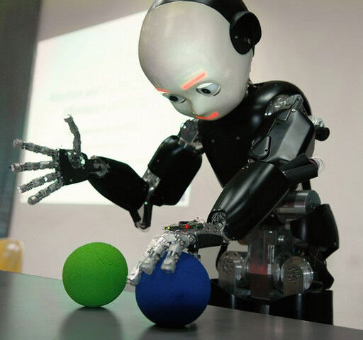 iCub ist ein kleiner Roboter vom Konsortium RobotCub. (robotsontour.com)