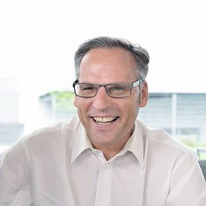 Franz Gruber: „Der Mittelstand will einen praktischen Einstieg in die smarte Produktion und einen schnellen ROI.“