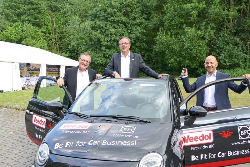 Veedol hält das BFC-Team mobil: Dietmar Neubauer und Mathias Plath (von li., beide Veedol) am Wagen, den Nissan- und FCA-Händler Benjamin Jakob (re.) in Rekordzeit auslieferungsfertig gemacht hat.  (Heidrun Fischer)