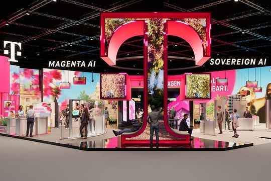 Das Motto der Deutschen Telekom auf dem MWC vom 2. bis 5. März 2026 in Barcelona: „Magenta AI at Scale. Human at Heart."(Bild:  Deutsche Telekom)