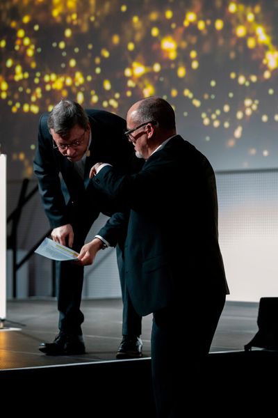 Es wird langsam Ernst. Die letzten Absprachen zwischen Chefredakteuren Dr. Jörg Kempf (li. PROCESS) und Marc Platthaus (LABORPRAXIS)  (Bild: Vogel Communications Group / Human)