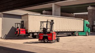 Der FLM 25 ist der erste Mitnahmestapler mit Mittelsitz der FL-Baureihe von Palfinger. (Bild: Palfinger)