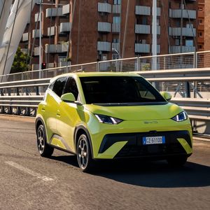 Mit einer Akkuladung soll der BYD Dolphin Surf mehr als 500 Kilometer weit kommen – mit dem großen Akku und in der Stadt.(Bild:  BYD)