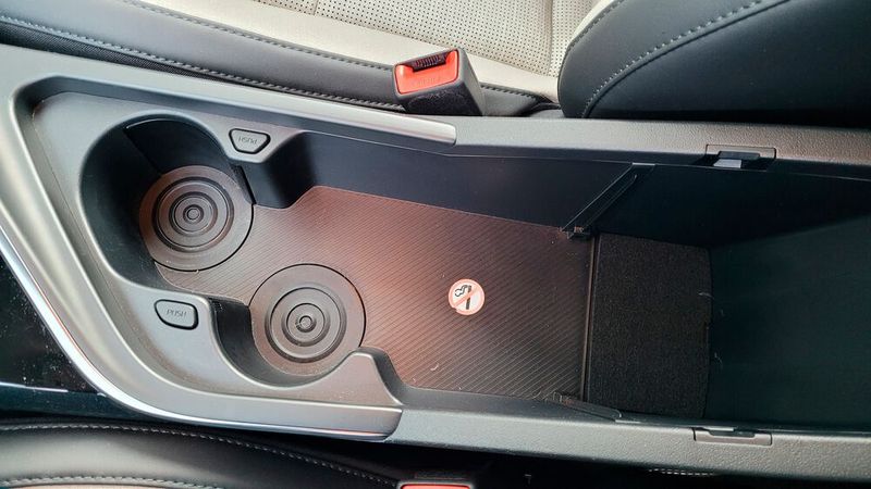 Letztere sind einziehbar, die Abteilung ist herausnehmbar, sodass bei Bedarf ein großes Fach entsteht. Das ist sehr praktisch. So flexibel gibt es das selten.   (Bild: Wehner - Vogel Communications Group)