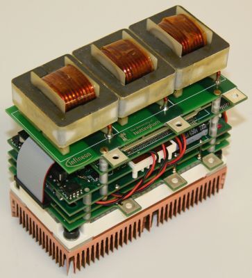 Bild 4: Ein etwa faustgroßer Matrixumrichter (2011) auf Basis des SiC-J-Fets mit über 20 kW/Liter. (Infineon)