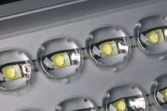 Optiken für LEDs: Optische Kunststoffkomponenten bieten verschiedene Vorteile in der LED-Beleuchtung. Sie sind nicht nur leicht, sondern lassen sich preiswert herstellen. Optiken für LEDs: Optische Kunststoffkomponenten bieten verschiedene Vorteile in der LED-Beleuchtung. Sie sind nicht nur leicht, sondern lassen sich preiswert herstellen.