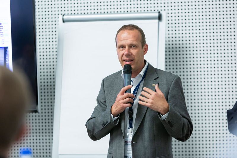 Auch um Service-Themen ging es an den Inseln. Beispielsweise referierte Claus Hübner, Geschäftsführender Gesellschafter von Auto Hübner, über Predictive Maintenance. (Stefan Bausewein)