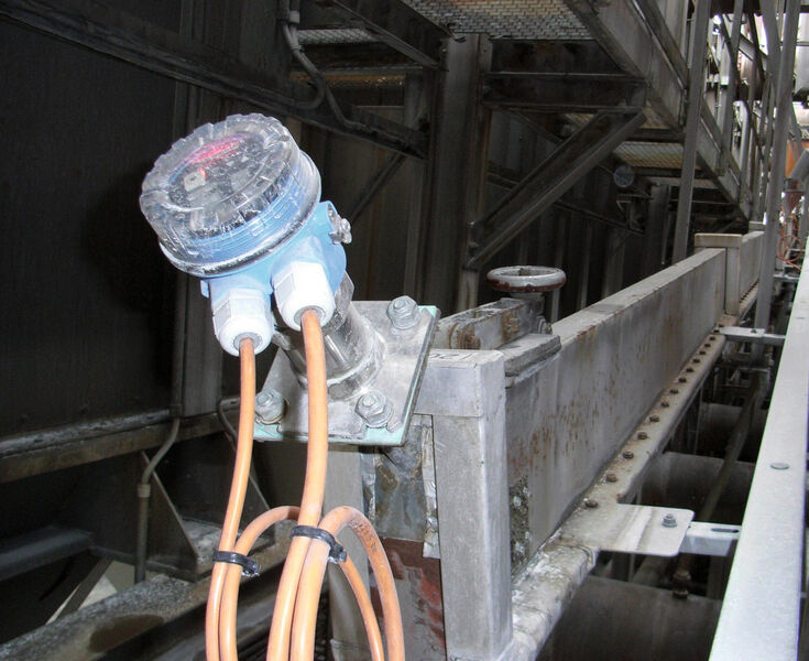 Der Schüttgut-Bewegungsmelder überwacht an der Förderrinne die Oxidzufuhr. (Bild: Endress+ Hauser)