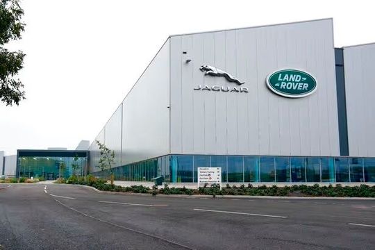 Stellenstreichung im Tausenderbereich meldet jetzt auch das britische Automobilunternehmen Jagaur Land Rover. Denn auch dort führen die Probleme, an denen weltweit die Autokonzerne leiden, zu drastischeren Sparmaßnahmen, um die Zukunft zu sichern ...(Bild:  Jaguar Land Rover)