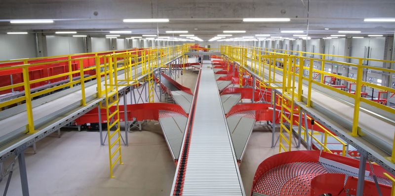Der modulare HC Sorter von Vanriet sortiert die Pakete am neuen Betriebsstandort von DHL Express in Hannover. (Vanriet)