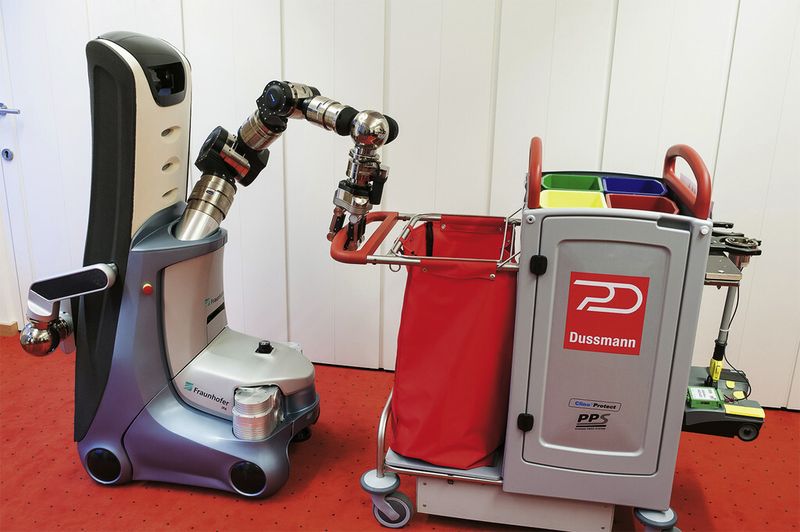 Der Roboter zieht den Reinigungs- und Werkzeugwagen zum Einsatzort. (Bild: Dussmann Group/Ecke)