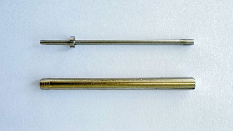 Fabrication d'aiguilles à partir d'un bloc de matière : à gauche, la pièce brute ; à droite, la  pièce finie. (Source : Tschudin)