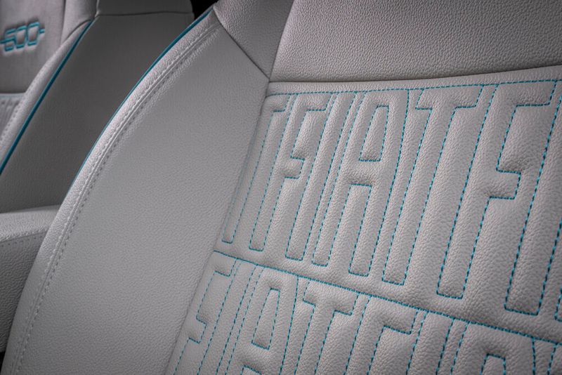 Die großflächig in die Sitze eingestickten Fiat-Schriftzüge sind ein echter Hingucker. (Bild: Autoren-Union Mobilität/Stellantis)