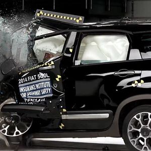 Die IIHS-Prüfer untersuchten den so genannten Frontalaufprall mit geringer Überlappung. In diesem speziellen Unfallszenario werden die eigentlichen Crashstrukturen in der Fahrzeugfront umgangen.