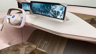 Im Cockpit des BMW „Vision iNext“ sind außer Lenkrad und Fahrer-Displays keine Bildschirme oder Schalter zu sehen. Sie sind integriert, beispielsweise in die Holzoberfläche der Mittelkonsole. (Enes Kucevic)