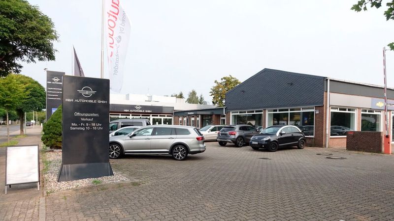 Vor eineinhalb Jahren bot sich H&M Automobile die genial passende Möglichkeit, eine Immobilie in Pinneberg anzumieten, die zuletzt ein Autohaus beherbergte. Hier können sich beide Sparten des Betriebs, der Handel mit hochwertigen und jungen Gebrauchten und die Werkstatt für alle Marken (Oldtimer inklusive), unbegrenzt ausbreiten. Bei beiden ist der Anteil von Modellen mit dem Stern bzw. dem Smart-Logo ziemlich hoch. (Bild: Dominsky – VCG)