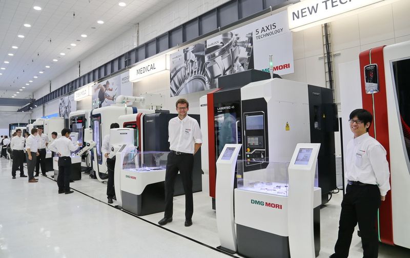 DMG MORI is showcasing a total of 58 machining centres at the modernised Iga Solution Centre, which boasts 3,500 m² of floorspace. (Bild: Anne Richter, SMM)