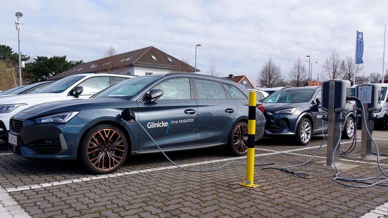 Die Elektromobilität ist bei Glinicke der Schlüssel zur Senkung des Scope-2-Werts. Hol-Bring-Dienst und in Zukunft auch die Ersatzfahrzeuge fahren elektrisch.(Bild:  Rosenow – VCG)