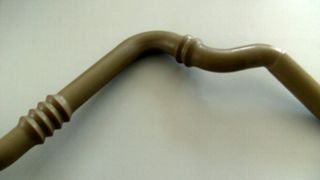 Dreidimensional geformtes Rohr aus dem Hochleistungskunststoff PEEK. Es wurde im Blasformverfahren hergestellt. (Archiv: Vogel Business Media)