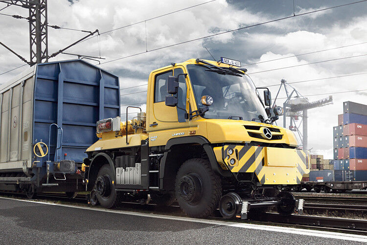 Als „Rückelok“ arbeitet der U 423 (170 kW/230 PS), wenn nötig, auch auf Schienen. (Foto: Daimler)