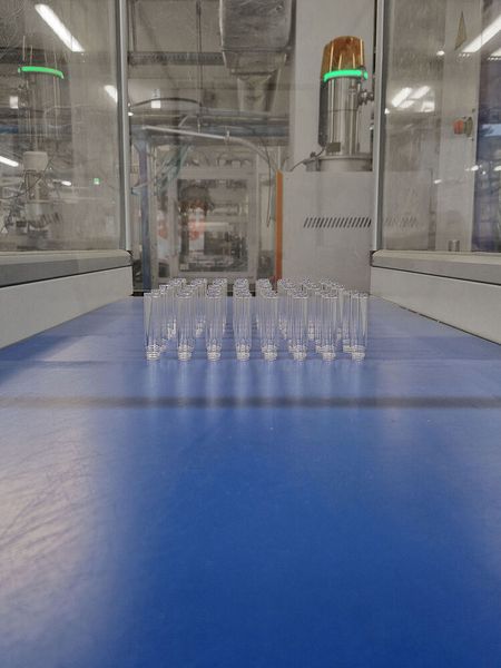Am Tag des Besuchs von Wittmann bei Bell wurden unter anderem diese Fläschchen aus PETG gefertigt. Das hat eine Wittmann-Ecopower-300 erledigt. (Bild: Bell)