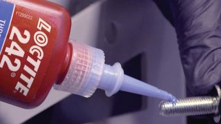 Das Schraubensicherungsmittel Loctite 242 sorgt für sichere Schraubverbindungen. (Bild: Henkel)