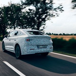 Hinter der schrägen Heckklappe steckt immerhin noch ein Kofferraumvolumen von 570 Litern.(Bild: Skoda)