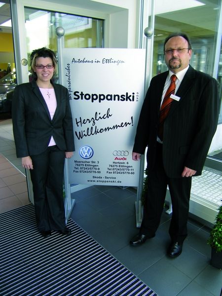 Die Junior-Award-Preisträgerin 2007 mit Vater Rolf am Eingang zum VW-Autohaus. (Archiv: Vogel Business Media)