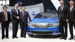 Weltpremiere des Serienmodells des Elektrofahrzeugs DENZA auf der Auto China in Peking am 20. April 2014; von rechts: Prof. Dr. Thomas Weber, Vorstandsmitglied der Daimler AG, verantwortlich für Konzernforschung und Entwicklung Mercedes-Benz Cars; Wang Chuanfu, Chairman BYD Co., Ltd.; Hubertus Troska, Vorstandsmitglied der Daimler AG, verantwortlich für Greater China; Lian Yubo, CEO Shenzhen BYD Daimler New Technology Co., Ltd.; Arno Röhringer, COO Shenzhen BYD Daimler New Technology Co., Ltd.; Stella Li, Senior Vice President BYD Co., Ltd. (Bild: Daimler AG)