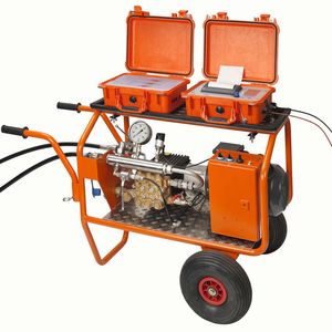 Mit PMS3000 steht dem Rohrleitungsbauer ein perfekt aufeinander abgestimmtes Gesamtsystem mit Prüfgerät, passenden Prüfpumpen und baustellengerechtem Anschlusszubehör zur Verfügung.