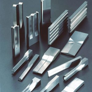 Kleiner Einblick in das bearbeitbare Teilespektrum, das die CNC-Schnellhubmaschine UPZ 210 Lill-2 von Okamoto beherrscht.