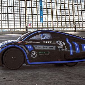 Die wichtigste Währung der E-Mobilität ist jedoch die Reichweite. Da diese bei vielen E-Autos noch ausbaufähig erscheint, sehen viele Autofahrer im Verbrenner weiterhin die bessere Alternative. Doch 2.573 Kilometer? Damit ist die elektrische Alternative über jeden Zweifel erhaben. Allerdings ist das Auto, das diese Bestmarke im September 2023 aufgestellt hat, ein recht spezieller Fall. Es handelt sich um den aerodynamisch verkleideten Einsitzer „Muc 22“ mit einem cw-Wert von 0,159 und einem Gewicht von 170 Kilogramm. Für Vortrieb sogt ein lediglich 400 Watt (0,5 PS) starker permanenterregter Synchronmotor. Die Energie stammte aus einem 15,5 kWh großen Akku. Der Durchschnittsverbrauch betrug 0,6 kWh je 100 Kilometern. Zum Vergleich: Die Menge an Benzin, die ein normaler VW Golf auf 100 Kilometer benötigt, hat einen rund 100fachen Energiegehalt.(Bild:  TU München)