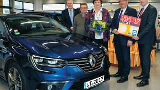 Schöne Bescherung: (v. li.) Sven Placküter (Obermeister Kfz-Innung Wesermarsch), Thomas Breipohl (Geschäftsführer bei Autohaus Breipohl), Gewinnerin Ulla Geils, Karl-Heinz Bley (Präsident des Kfz-Gewerbes Niedersachsen-Bremen) und Hendrik Heick (Gebietsleiter Aftersales Servicequalität bei Renault Deutschland). (Bild: Promotor)
