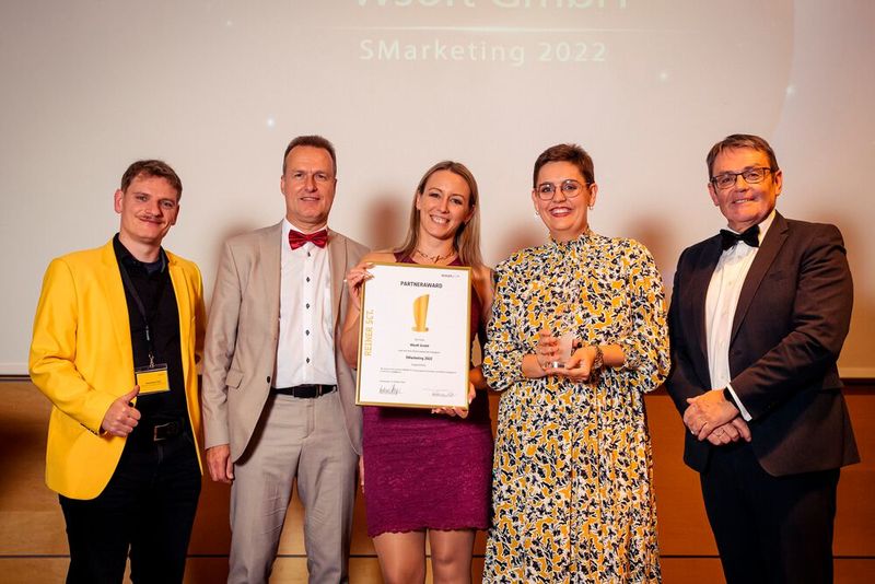 Gewinner „SMarketing 2022“ Jacqueline Bechtold (m.) und Theresa Wollesky (2. v. r., beide Wsoft) (Bild: REINER SCT)