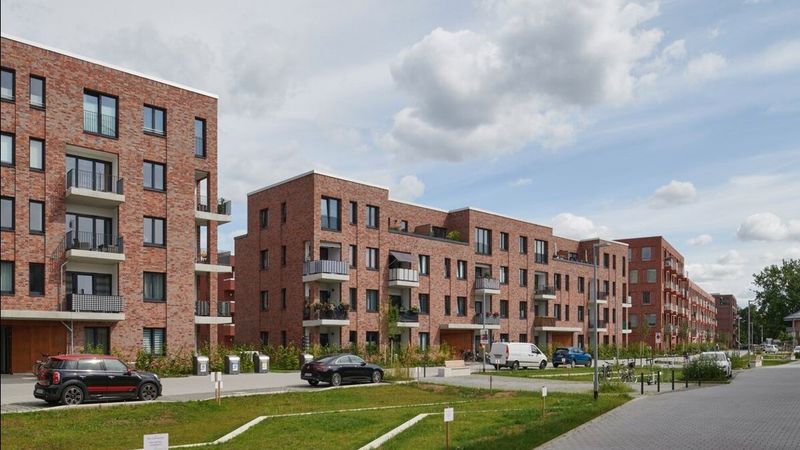 Im „Buchholzer Grün“ in Hannover wurden von insgesamt 70'000 m² gerade einmal 32'000 m² bebaut – der Großteil der Gebäude in KS-Bauweise. Die daraus resultierende Lebensdauer der Gebäude von weit über 100 Jahren soll das Quartier nicht nur aus stadtplanerischer, sondern auch aus konstruktiv-nachhaltiger Sicht zukunftsfähig machen. (Bild:  Olaf Mahlstedt / KS-Original)