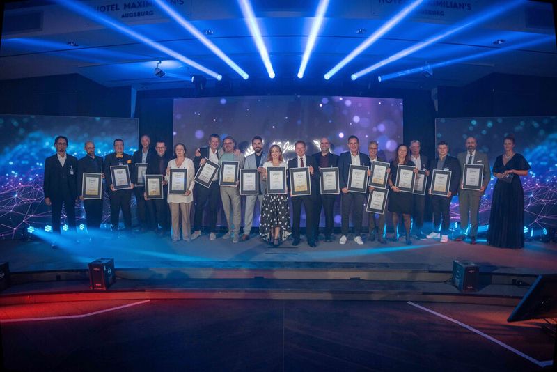Die Preisträger der Storage-Insider-Awards 2024 mit Chefredakteur Dr. Jürgen Ehneß (gannz linkks) und Moderatorin Margit Lieverz (ganz rechts) im Gruppenfoto. Wir gratulieren! (Bild: Manuel Emme Fotografie)