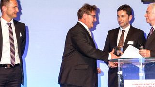 Dr. Martin Goede, Leiter Technologieplanung und -entwicklung (l.), und Dr. Hansjörg Kurz, Leiter Technologieentwicklung und Produktionsprozesse (2. v.l.), nahmen den SPE Innovation Award für Volkswagen entgegen. (Foto: Volkswagen)