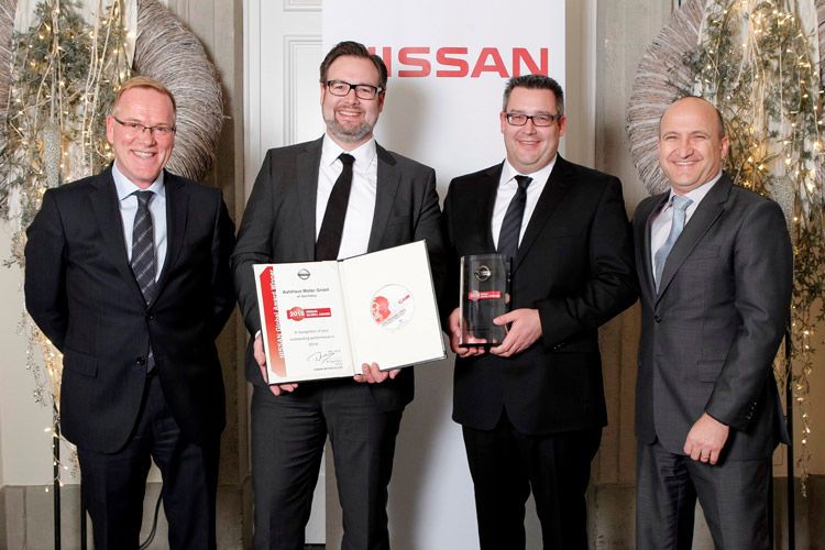 v.l.n.r.: Roger Ehlen (Nissan Center Europe), Christian Möller (AH Möller), Matthias Möller (AH Möller), Thomas Hausch (Nissan Center Europe) (Foto: Nissan)