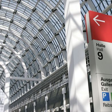 Les tendances observées au salon CPHI étaient les suivantes : aseptie sans gants, robotique, inspection assistée par l'IA, systèmes de transport sans contact, flexibilité pour les petits lots et emballages secondaires durables. (Image :Salon de Francfort)