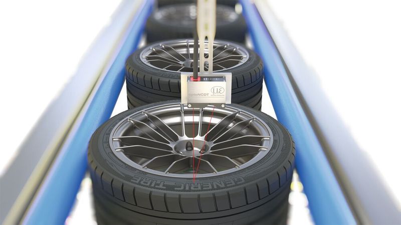 Die Lasersensoren liefern schnelle und genaue Ergebnisse, auch auf schwach reflektierenden Oberflächen wie Gummi. (Bild: Micro-Epsilon)