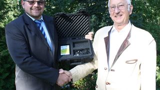 Dr. Andreas Schiff, Geschäftsführer ICS (rechts), schließt mit Andy Carius, Leiter Produktmanagement bei Indu-Sol, den Vertrag über die Rechte für Entwicklung und Vertrieb des Mess- und Diagnosetools ASi View ab. (Indu-Sol)