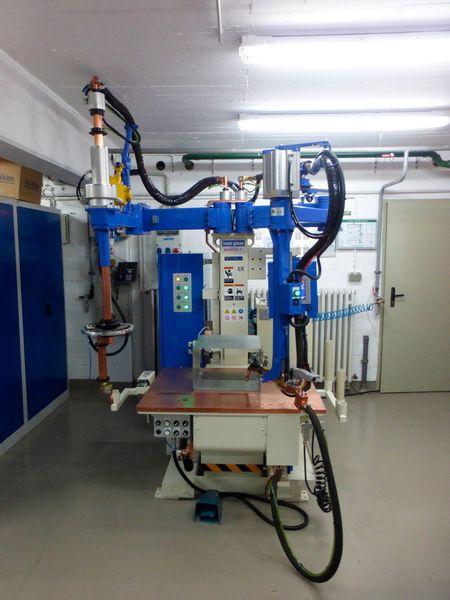 Das Tisch-Punktschweißgerät Myspot steht zum Ausprobieren in Duisburg bereit. Das Besondere: Die untere Elektrode ist ein Kupfertisch, auf dem große und sperrige Werkstücke abgelegt werden können. (Finus)