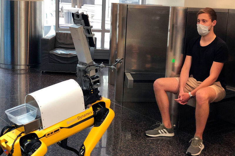 Mit vier Kameras, die an einem von Boston Dynamics entwickelten Roboter montiert sind, können Hauttemperatur, Atemfrequenz, Pulsfrequenz und Sauerstoffsättigung des Blutes bei gesunden Patienten aus einer Entfernung von 2 Metern gemessen werden.  (MIT)