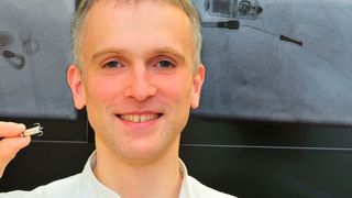 Der in Greifswald verantwortliche Oberarzt Dr. Mathias Busch mit dem kleinsten Herzschrittmacher der Welt.
 (UMG/Manuela Janke)